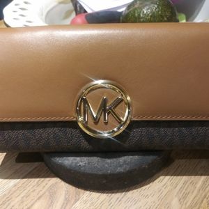 Michael Kors Lillie Gusset Carryall Wallet